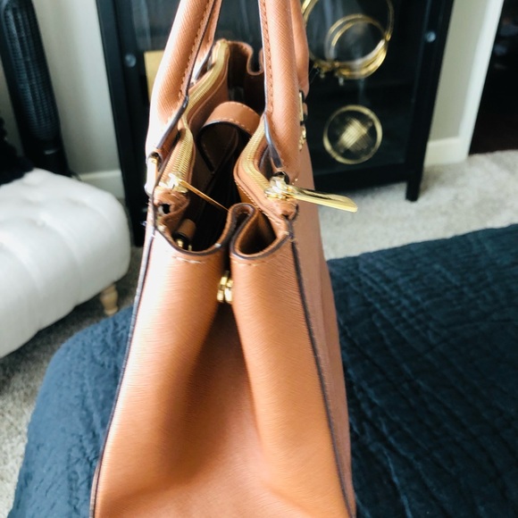 Gorgeous camel color Michael kors purse - Picture 6 of 10
